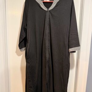Black and Gray Zipper Robe